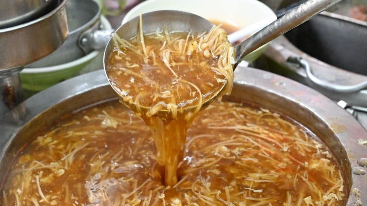羹湯也不馬虎，採用柴魚、蒜酥及豬大骨熬製，再放進滿滿配料。（圖片來源：糖糖's 享食生活）
