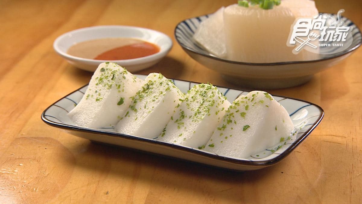 「日本含片」口感輕盈如舒芙蕾，魚味濃郁，搭配醬料更添風味。