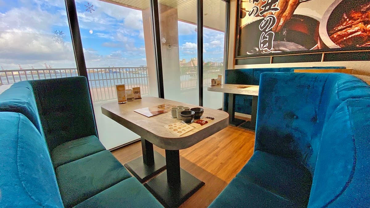 全台最浪漫、唯一可觀賞摩天輪與海景的鰻魚飯專門店。（圖片來源：大漁餐飲集團）