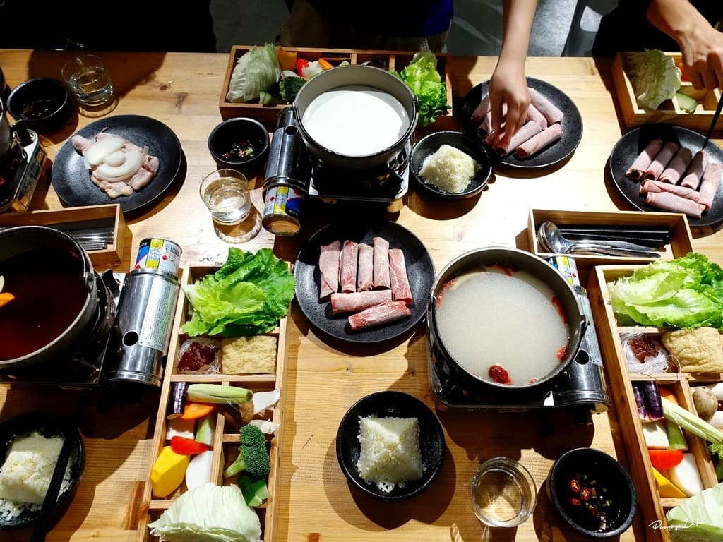 2026嘉義美食推薦20家!嘉義景觀餐廳、火鍋吃到飽、文青老宅咖啡 嘉義餐廳「空氣圖書館」餐點多樣化,早餐、午餐鍋物、定食都有。