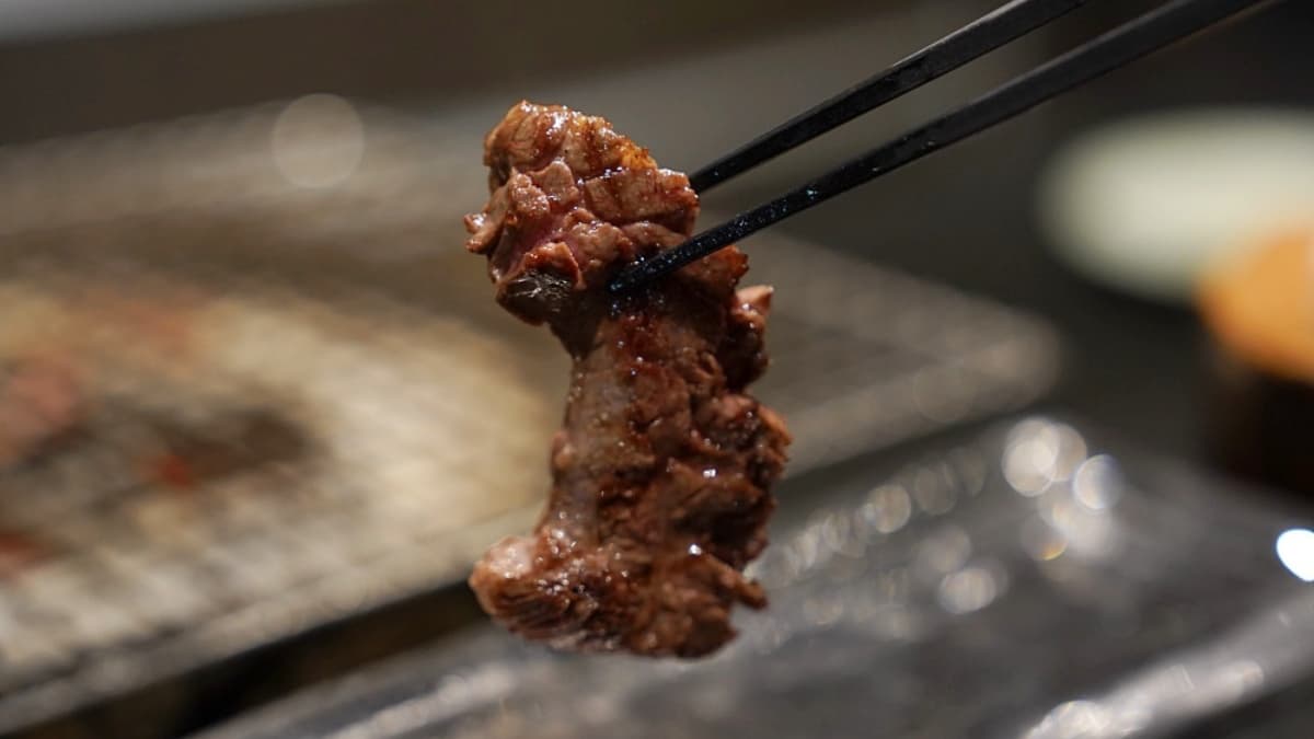 有專業職人桌邊代烤，可以輕鬆享受燒肉。（圖片來源：享受生活不無聊。規小孫）