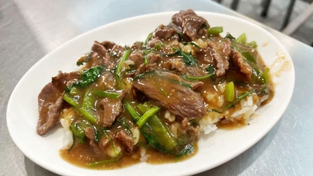 「牛肉燴飯」經過大火爆炒、鍋氣十足，鹹香滋味很唰嘴。（圖片來源：高雄美食地圖）