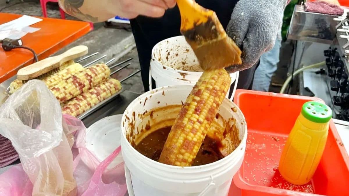 烤玉米的醬汁都是店家特調的，滋味鹹鹹甜甜，最後會再撒上白芝麻。（圖片來源：高雄美食地圖）