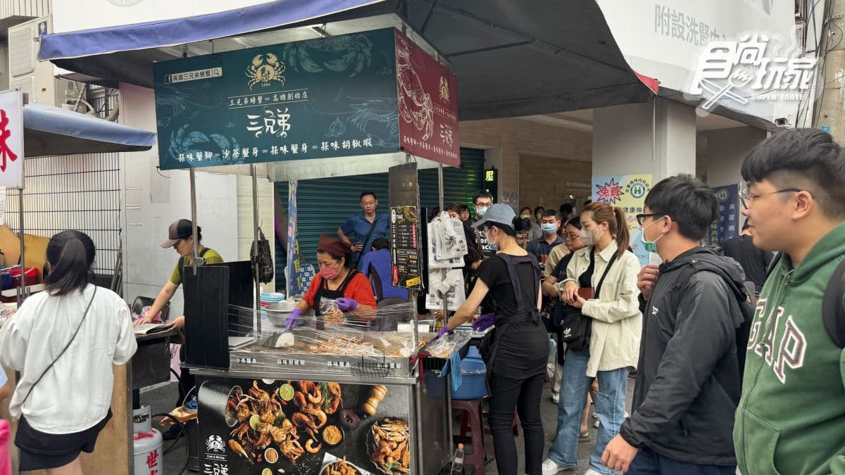 平時除了週二公休以外，每天都會在不同夜市擺攤。