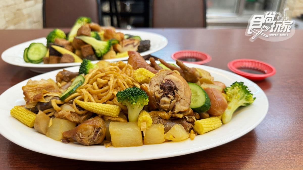 除了涼拌的煙燻滷味，還可以加價升級醬炒口味。