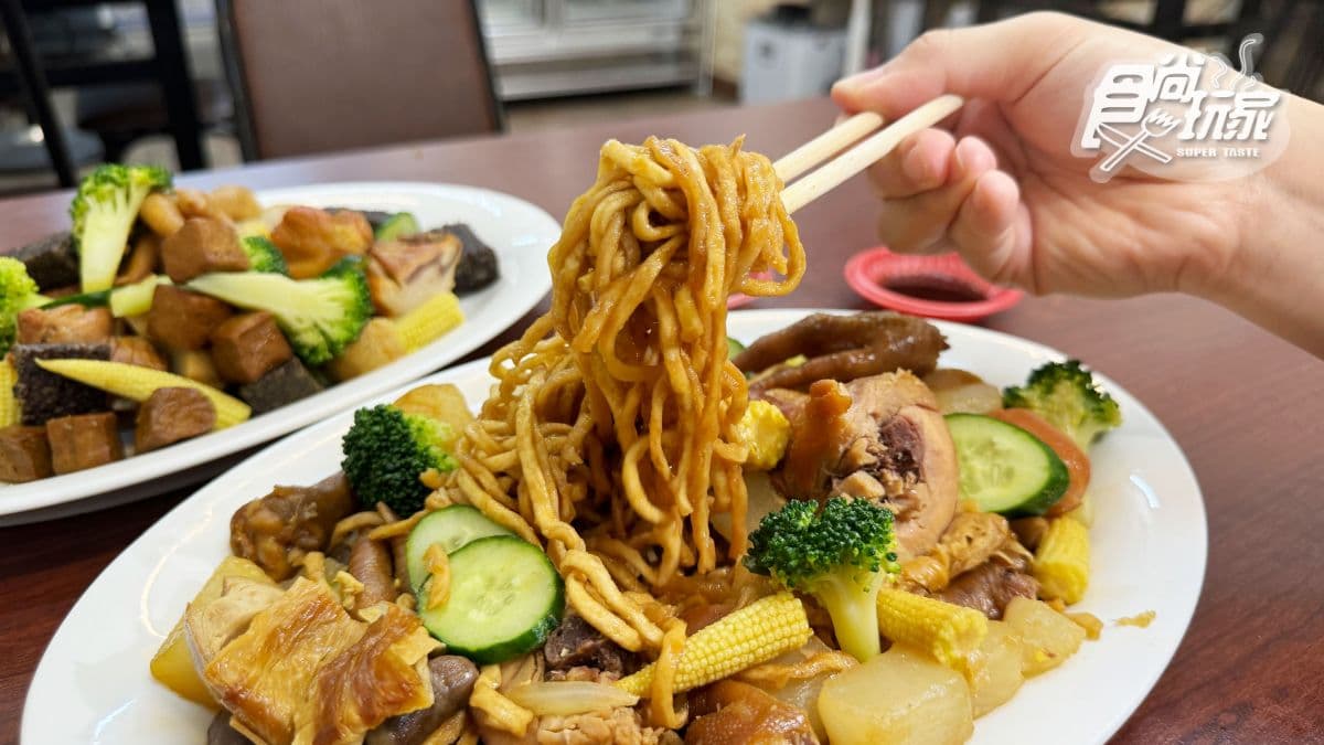 食材經過特調醬油拌炒，緊緊吸附醬汁，鹹鹹甜甜的滋味超下飯！