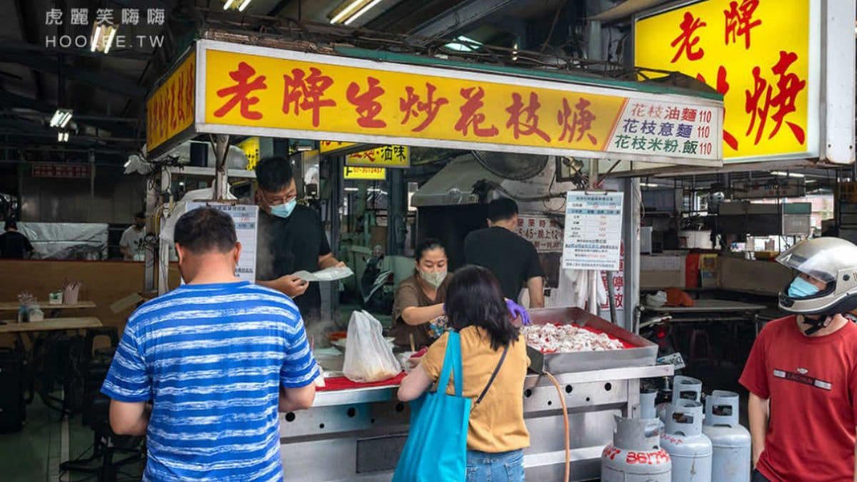 地點位在右昌美食廣場內，攤位就在靠大馬路這一側，相當顯眼好找。（圖片來源：虎麗笑嗨嗨）