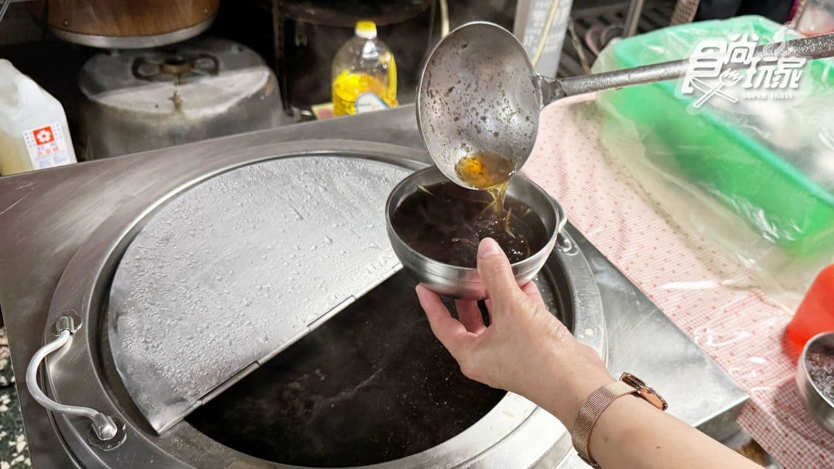 內用提供免費的當歸羊大骨清湯、汽水飲料機任你喝到飽！