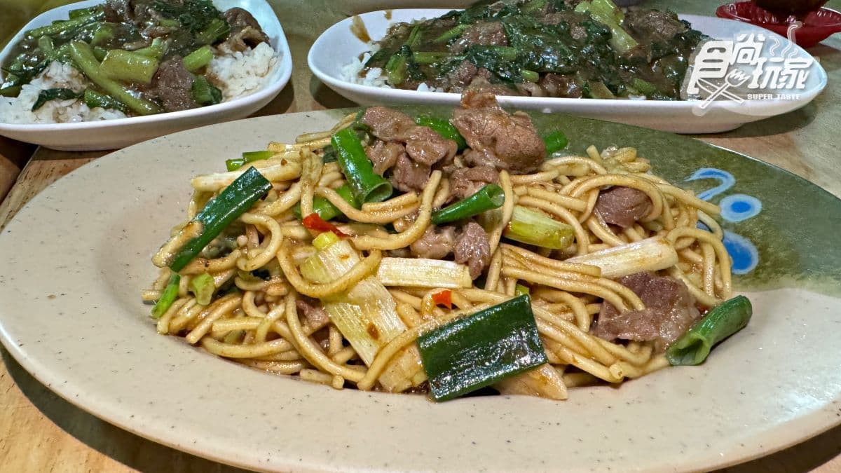 「蔥爆羊肉炒麵」則加入蔥段、辣椒大火爆炒，別有一番風味。