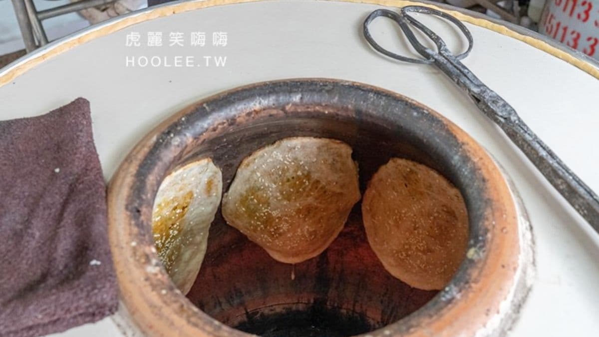 特別的是，鍋盔必須在約400度的陶甕中烤製而成。（圖片來源：虎麗笑嗨嗨）
