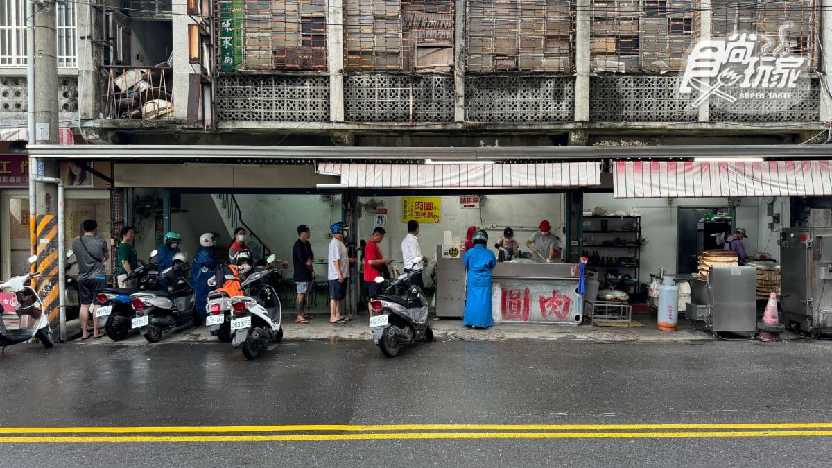 店址位在楠梓區右昌街，排隊人氣很旺，攤位設置了幾張桌椅當作內用區。