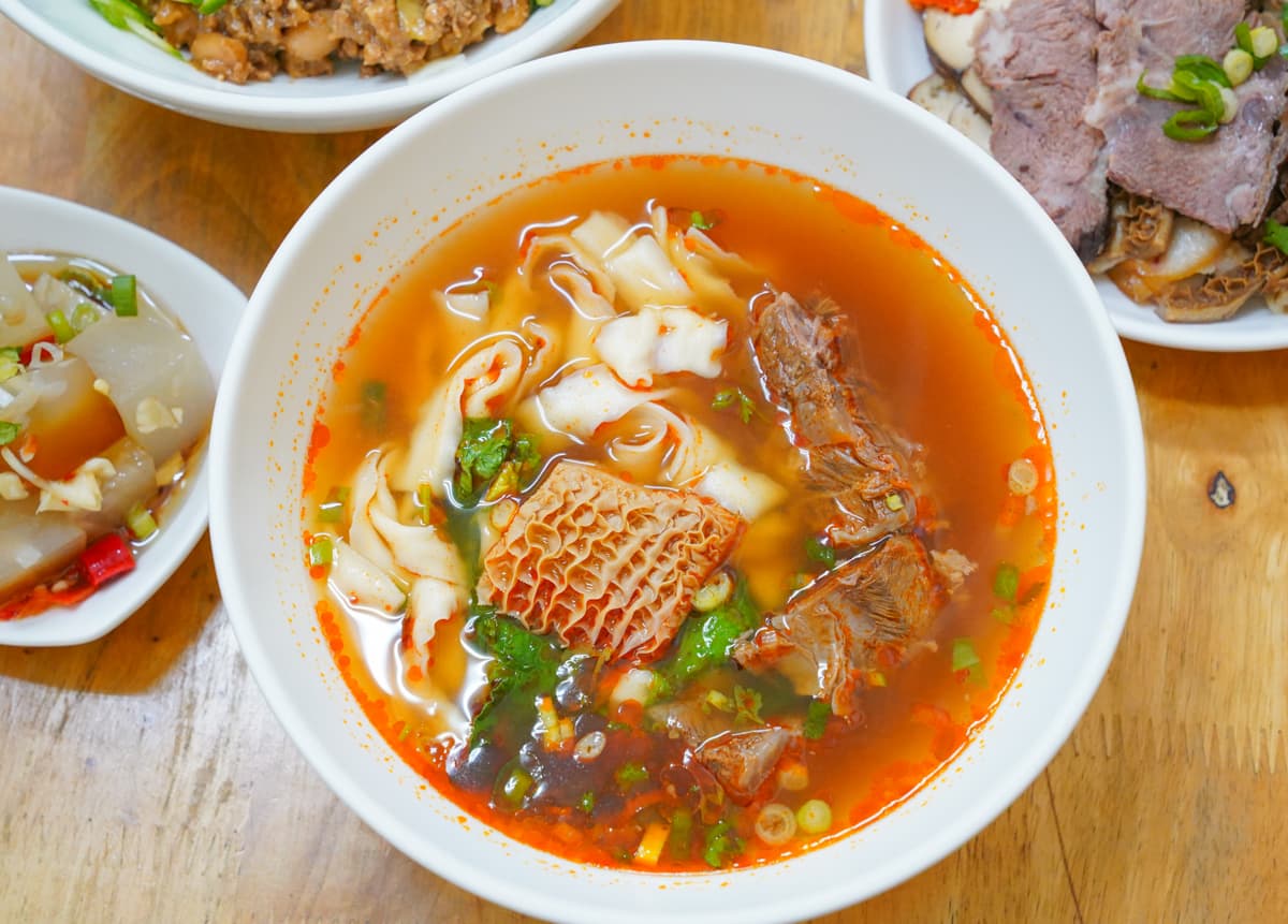 楠梓美食：毛伯伯牛肉麵｜免費加麵揪甘心