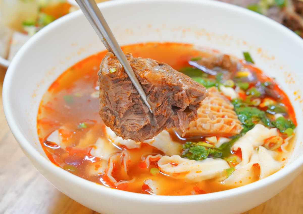 楠梓美食：毛伯伯牛肉麵｜免費加麵揪甘心