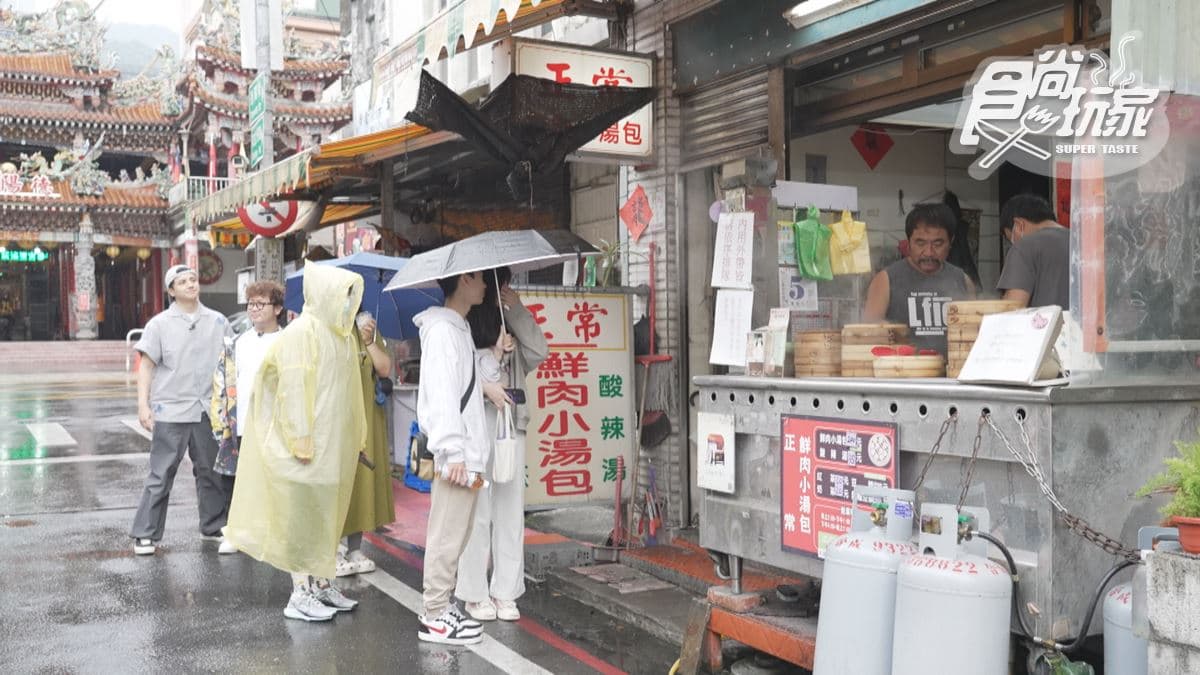 「正常鮮肉小湯包」位在宜蘭礁溪鄉的德陽街上。