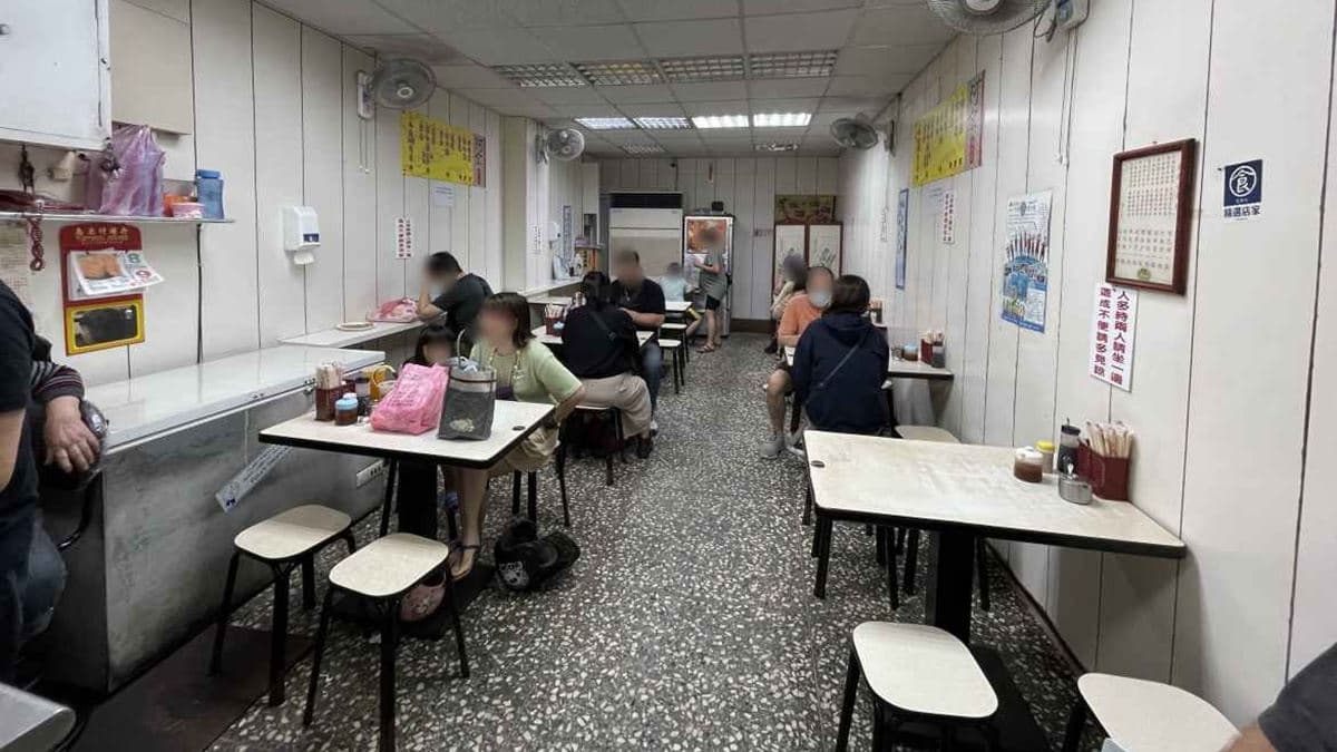店內內用的座位不多，若是人多時需要併桌。（圖片來源：Lisa Adventures）