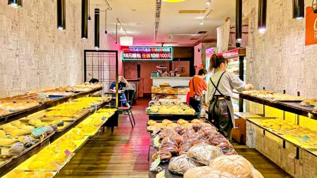 「永麥烘焙坊」沒有招牌超低調，但店內竟然有賣10元麵包！（圖片來源：蔣妮i拍）