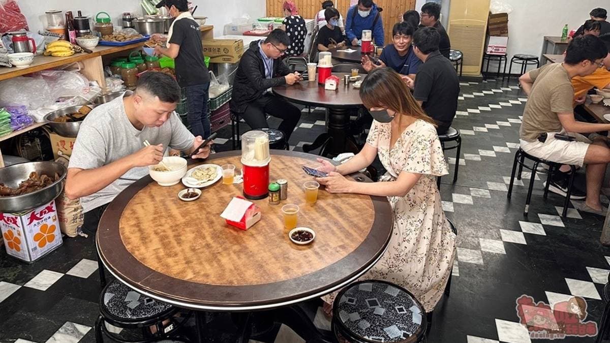 內用座位以圓桌為主，人多時會需要併桌，冷氣幾乎是全天開放。（圖片來源：熱血玩台南。跳躍新世界）