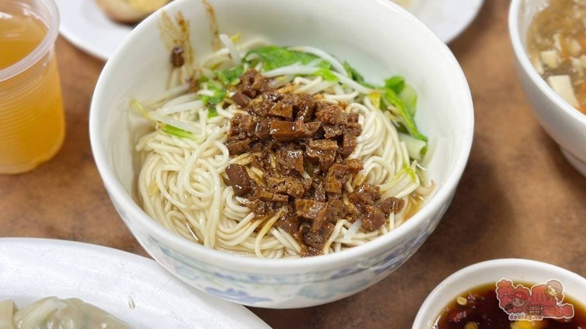 「醡醬麵」醬料包含炒得很香的肉燥和豆干，家常口味簡單卻很耐吃。（圖片來源：熱血玩台南。跳躍新世界）