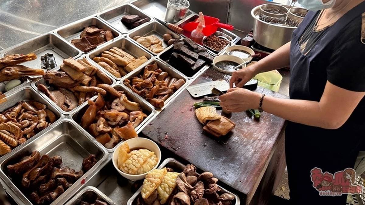 滷味種類豐富多樣，讓人每種都想夾一些吃看看。（圖片來源：熱血玩台南。跳躍新世界）
