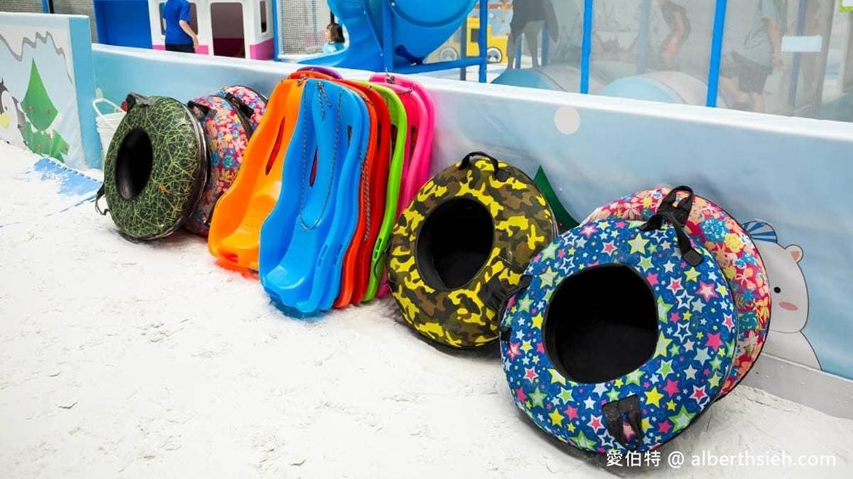 滑雪區有各種雪盆、滑雪圈任你挑選。（圖片來源：愛伯特吃喝玩樂全記錄）