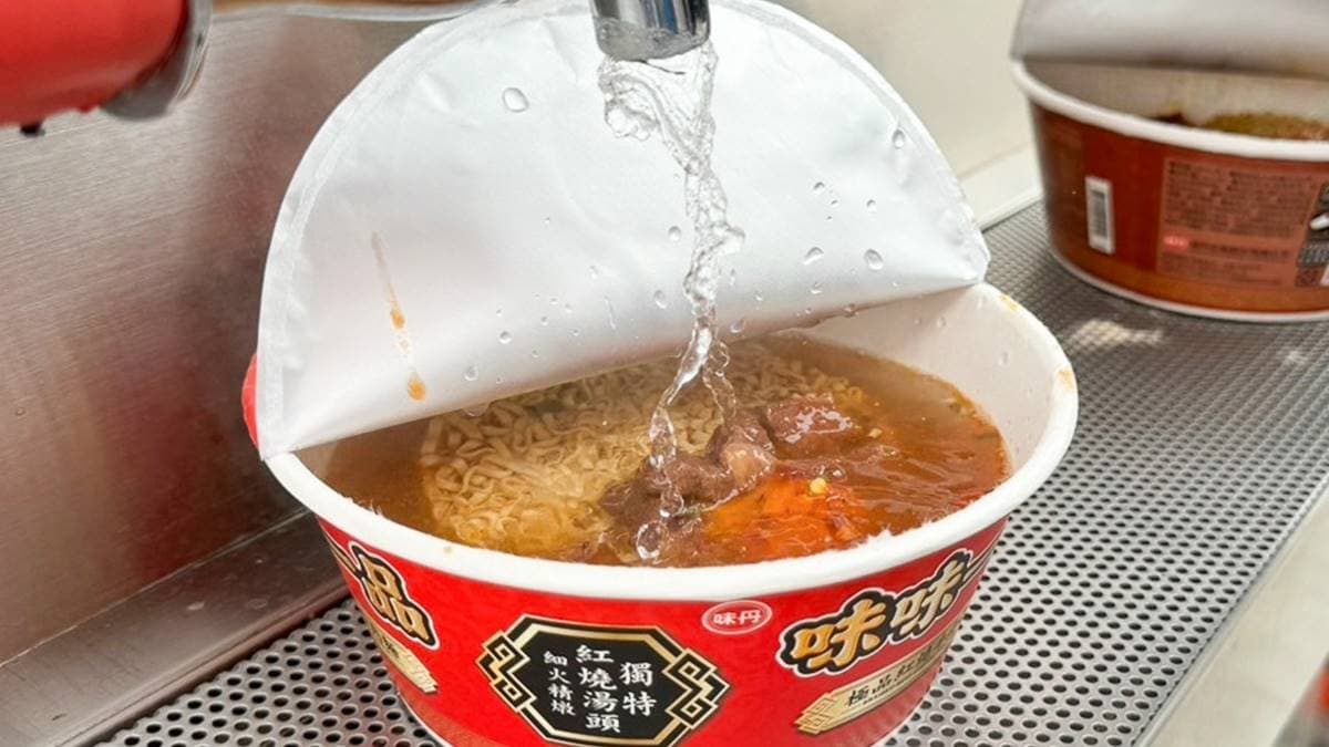 現場設有熱水機可以沖煮泡麵。（圖片來源：跟著尼力吃喝玩樂）