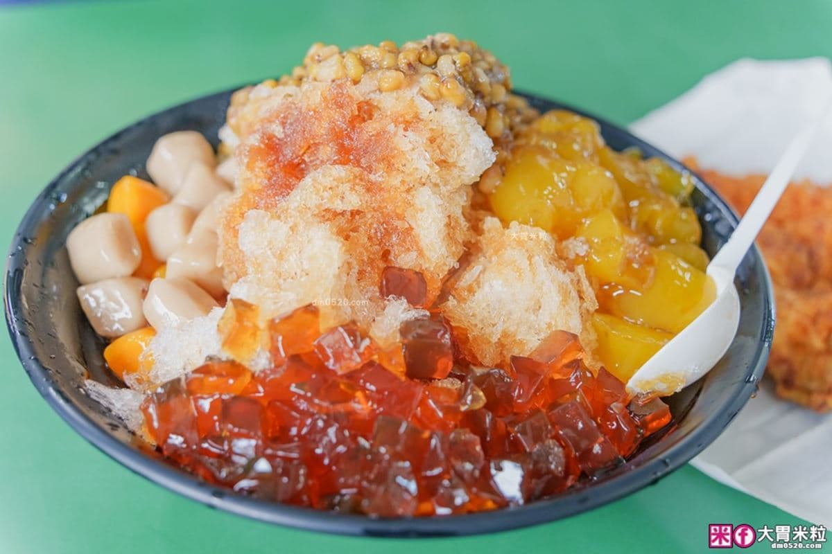 炸雞排比百元鈔還大!基隆「爆量高CP值剉冰」破5千則好評,配料多到疊成山 炸雞排比百元鈔還大!基隆「爆量高CP值剉冰」破5千則好評,配料多到疊成山