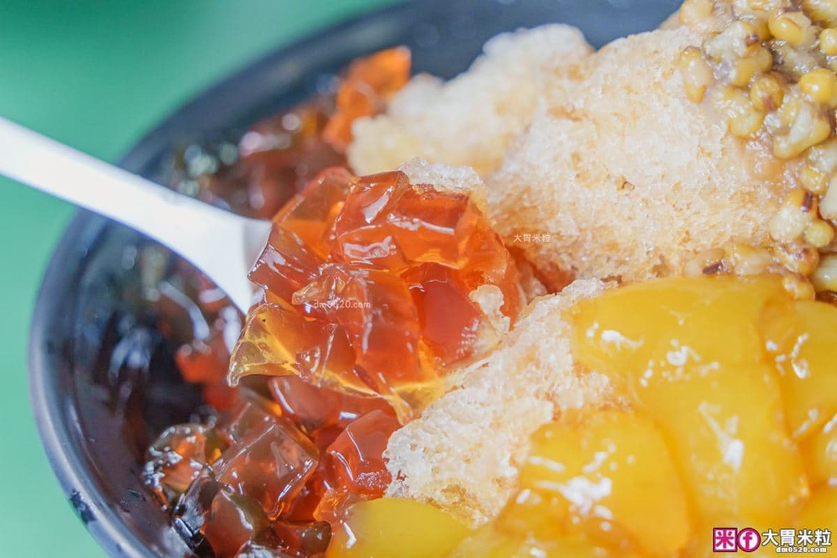 炸雞排比百元鈔還大!基隆「爆量高CP值剉冰」破5千則好評,配料多到疊成山 炸雞排比百元鈔還大!基隆「爆量高CP值剉冰」破5千則好評,配料多到疊成山