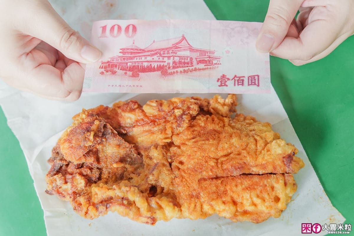 炸雞排比百元鈔還大!基隆「爆量高CP值剉冰」破5千則好評,配料多到疊成山 炸雞排比百元鈔還大!基隆「爆量高CP值剉冰」破5千則好評,配料多到疊成山