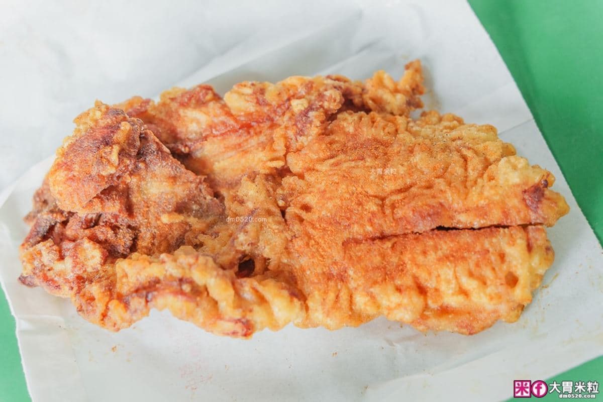 炸雞排比百元鈔還大!基隆「爆量高CP值剉冰」破5千則好評,配料多到疊成山 炸雞排比百元鈔還大!基隆「爆量高CP值剉冰」破5千則好評,配料多到疊成山