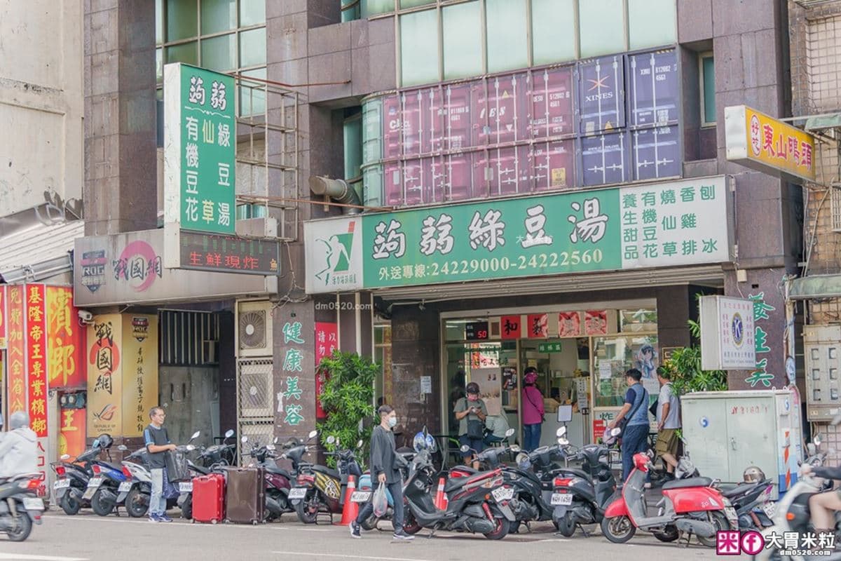 炸雞排比百元鈔還大!基隆「爆量高CP值剉冰」破5千則好評,配料多到疊成山 炸雞排比百元鈔還大!基隆「爆量高CP值剉冰」破5千則好評,配料多到疊成山