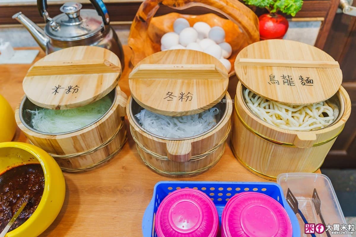 肉盤買一送一！新北平價小火鍋160元起，自助吧７種麵、壽喜燒飯無限吃到飽