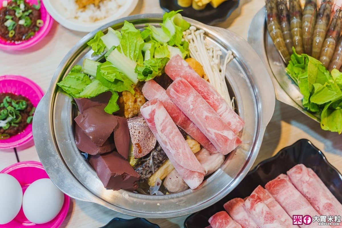 肉盤買一送一！新北平價小火鍋160元起，自助吧７種麵、壽喜燒飯無限吃到飽