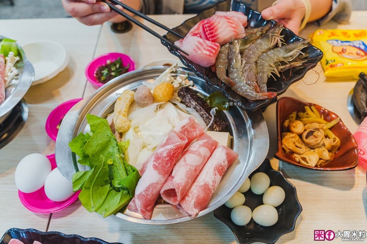 肉盤買一送一！新北平價小火鍋160元起，自助吧７種麵、壽喜燒飯無限吃到飽