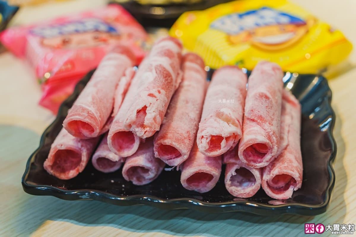 肉盤買一送一！新北平價小火鍋160元起，自助吧７種麵、壽喜燒飯無限吃到飽