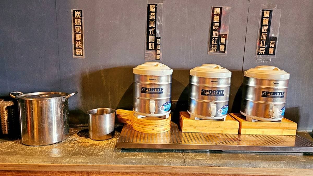 後方設有飲料檯，有美式咖啡、紅茶可選。（圖片來源：Yuki's Life）