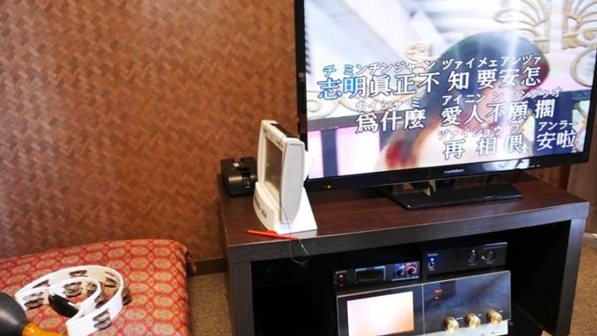 飯店內還有免費KTV，甚至點得到中文歌。（圖片來源：阿一一之食意旅遊）