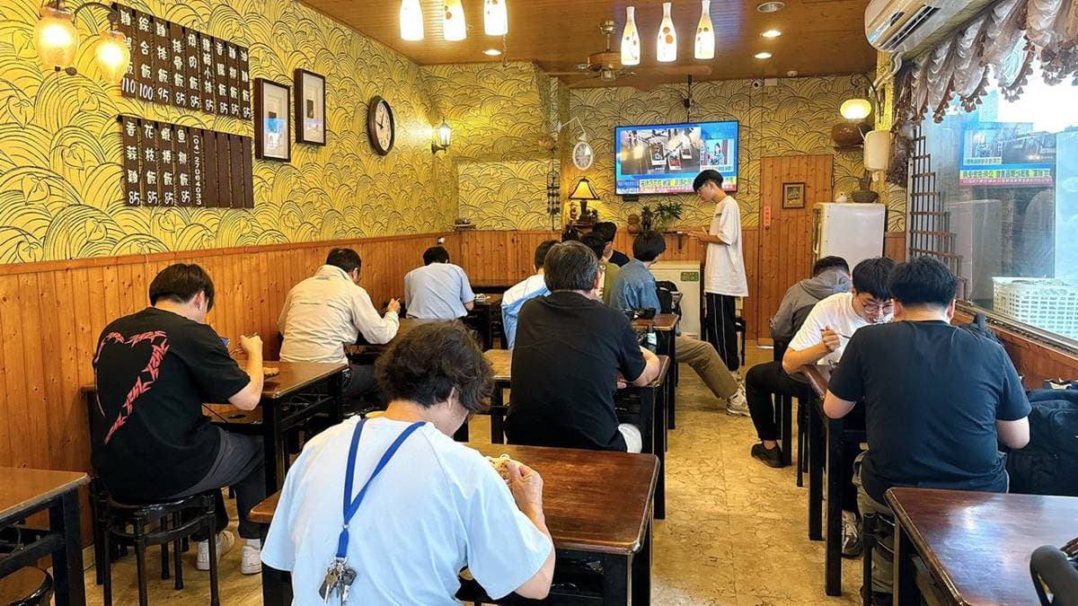中午用餐時段店內都是大爆滿、一位難求。（圖片來源：猴屁的異想世界）