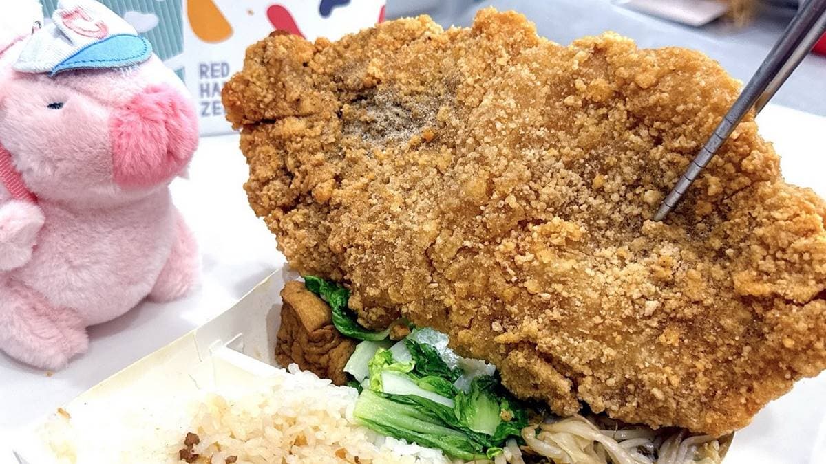 青菜都給得很滿，白飯有淋上一點滷汁，上面有些許滷肉還不錯。（圖片來源：猴屁的異想世界）