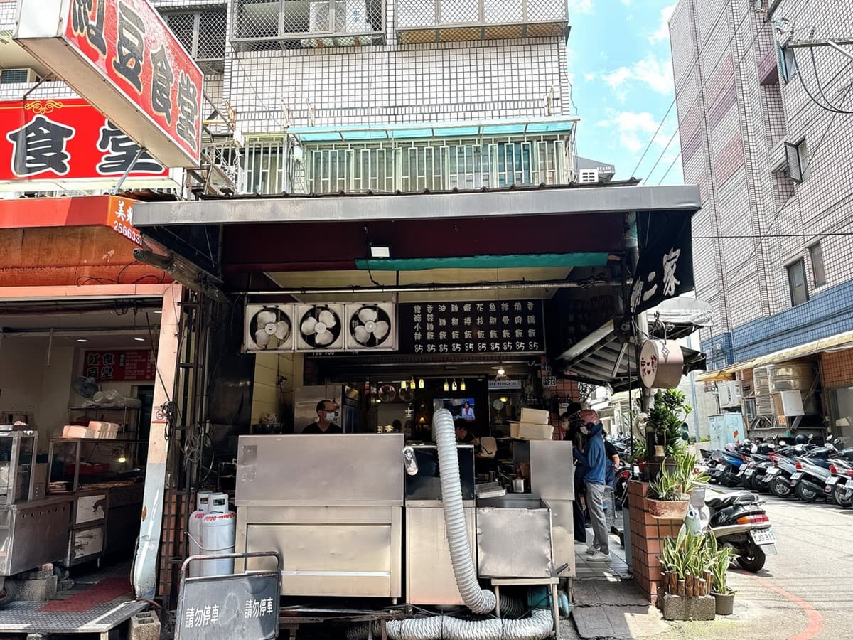 雞排比便當還大！台中超夯「巨無霸雞排飯」百元有找，高CP值學區美食
