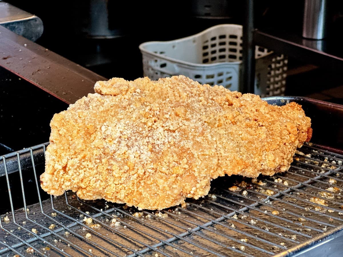 雞排比便當還大！台中超夯「巨無霸雞排飯」百元有找，高CP值學區美食