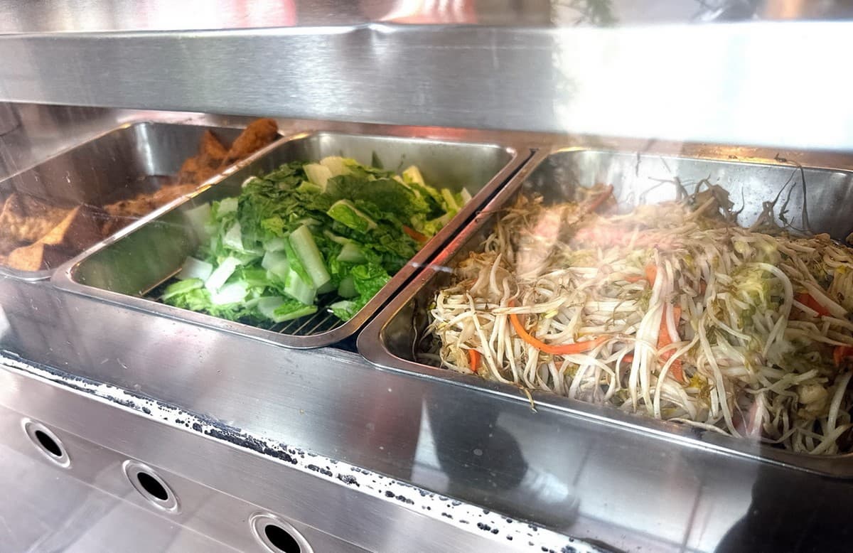 雞排比便當還大！台中超夯「巨無霸雞排飯」百元有找，高CP值學區美食
