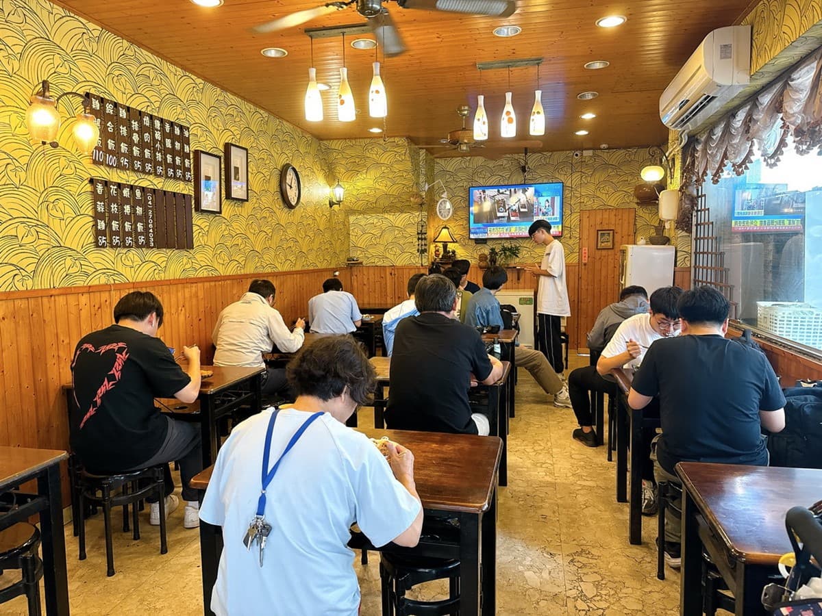 雞排比便當還大！台中超夯「巨無霸雞排飯」百元有找，高CP值學區美食