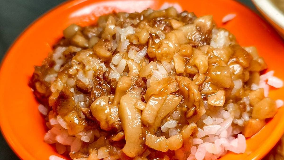 滷肉飯是以肥肉為主，被不少網友評為基隆廟口最好吃的滷肉飯。（圖片來源：鄉民食堂）