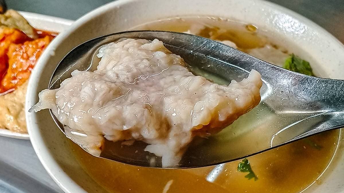 肉羹很大塊，湯頭清香，只用少許太白粉勾芡，不會太過濃稠。（圖片來源：鄉民食堂）
