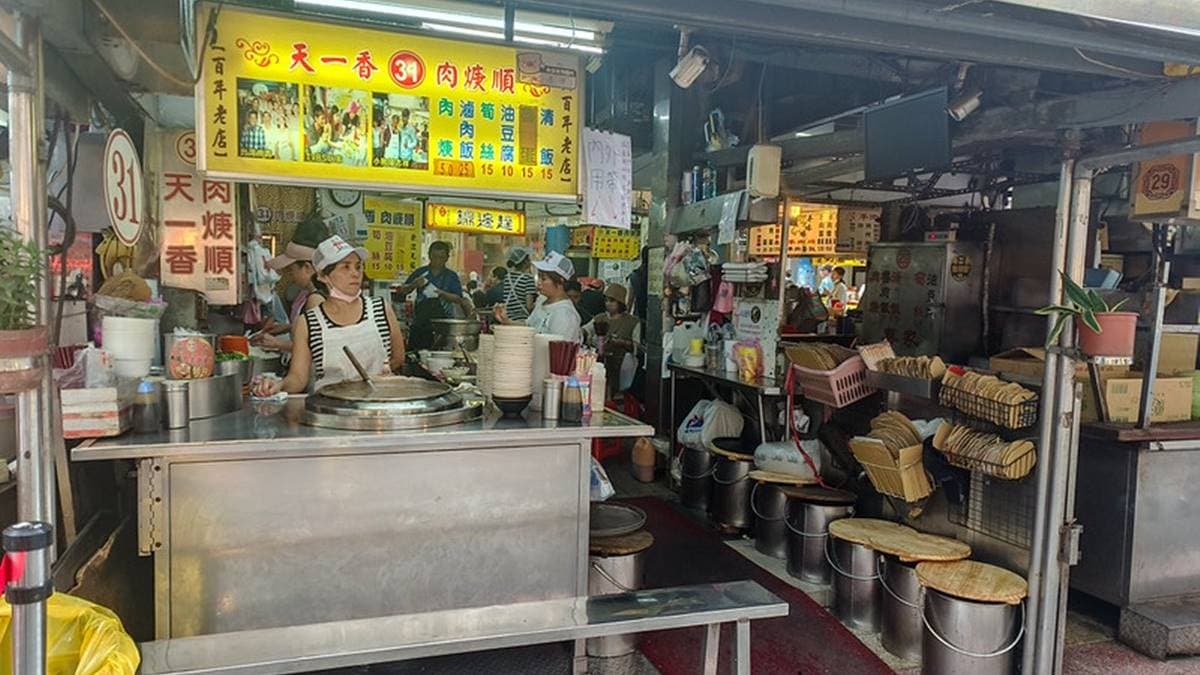 店家設有內用區，不過夏天用餐會比較熱。（圖片來源：鄉民食堂）