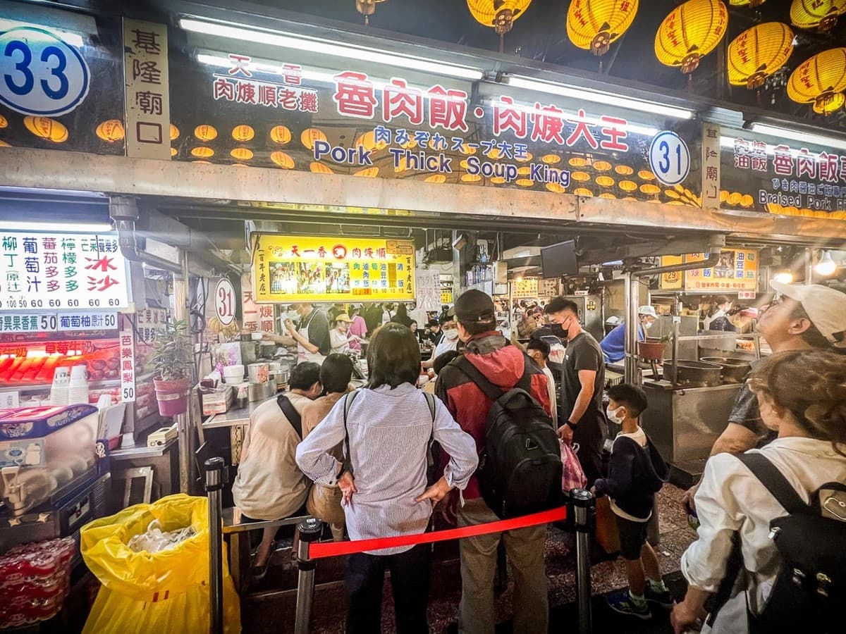 網友激推「基隆廟口最強滷肉飯」！25元佛系開吃，飄香百年排隊老字號