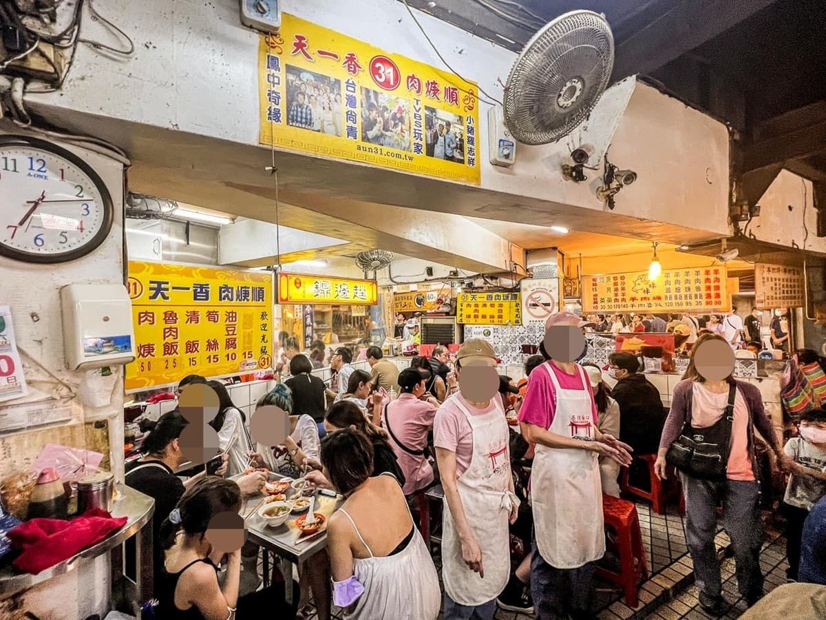 網友激推「基隆廟口最強滷肉飯」！25元佛系開吃，飄香百年排隊老字號