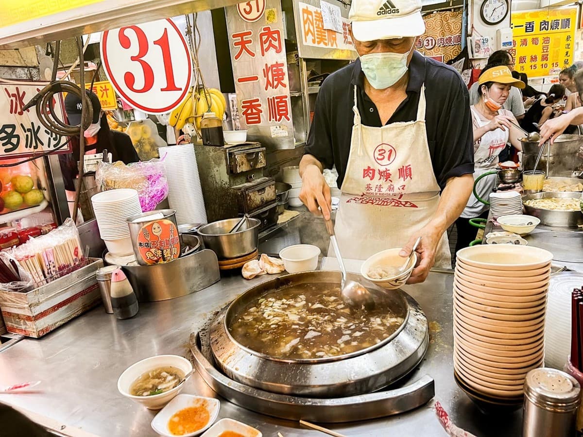 網友激推「基隆廟口最強滷肉飯」！25元佛系開吃，飄香百年排隊老字號