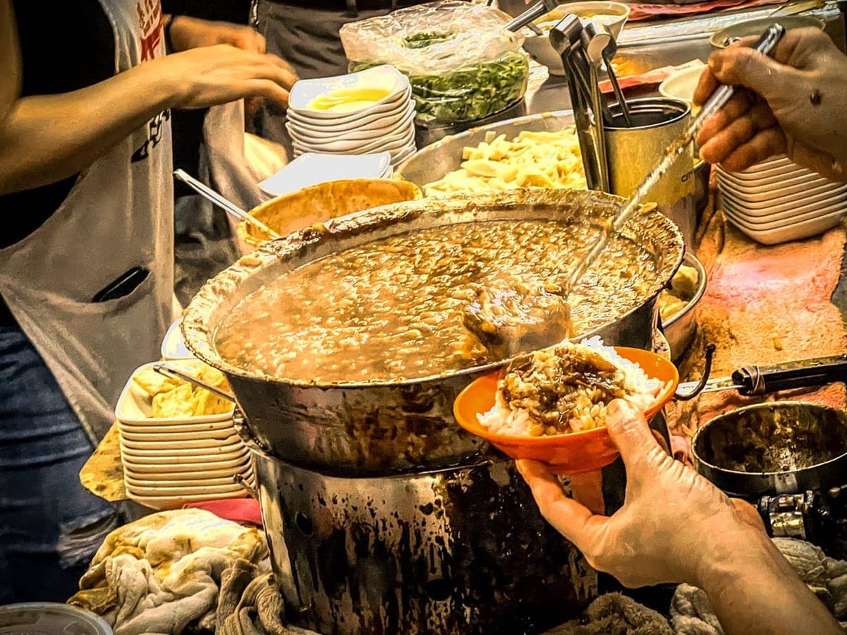 網友激推「基隆廟口最強滷肉飯」！25元佛系開吃，飄香百年排隊老字號