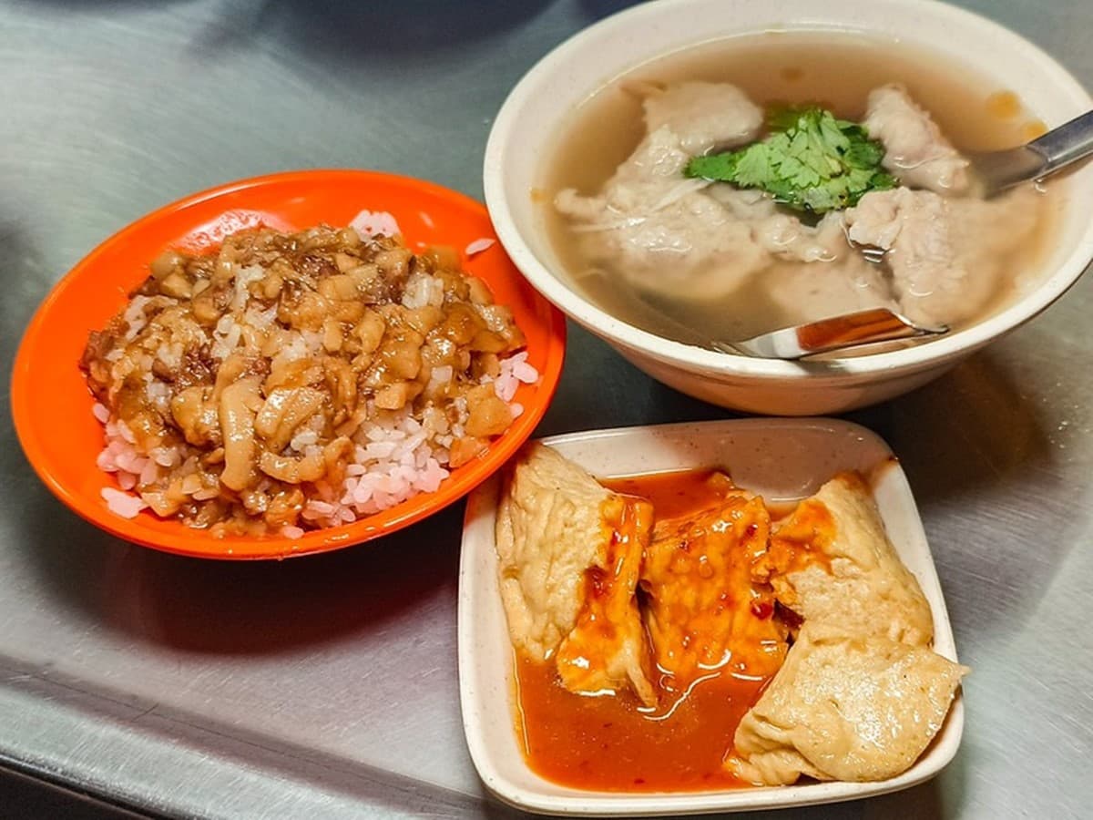 網友激推「基隆廟口最強滷肉飯」！25元佛系開吃，飄香百年排隊老字號